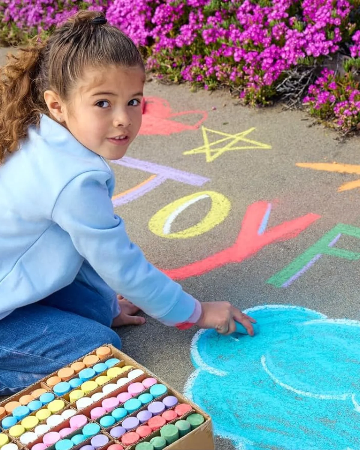 Colorations low-dust chalk sticks in bold colors, ACMI AP certified, and ideal for classrooms or playtime.