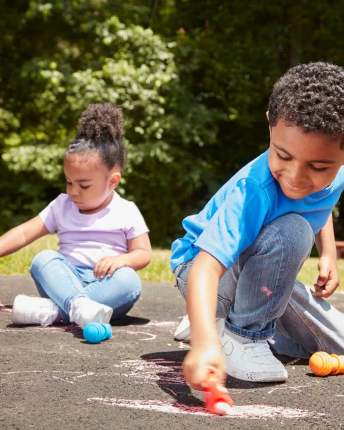 Melissa & Doug chunky sidewalk chalk made from calcium carbonate, safe for toddlers and AP-certified non-toxic.