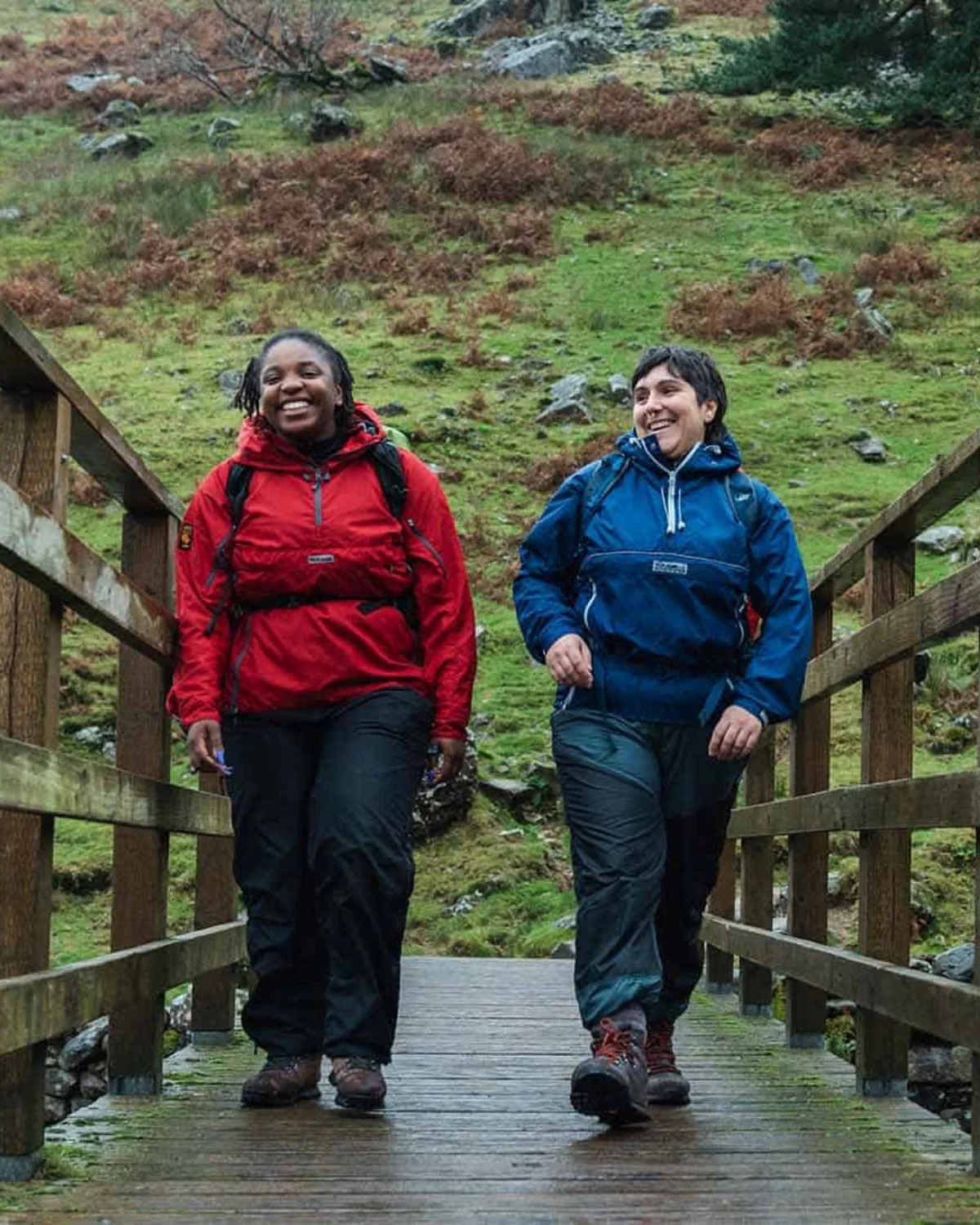 Páramo Velez Smock PFAS-free rain jacket for adults, ideal for hiking in wet 2025 conditions.